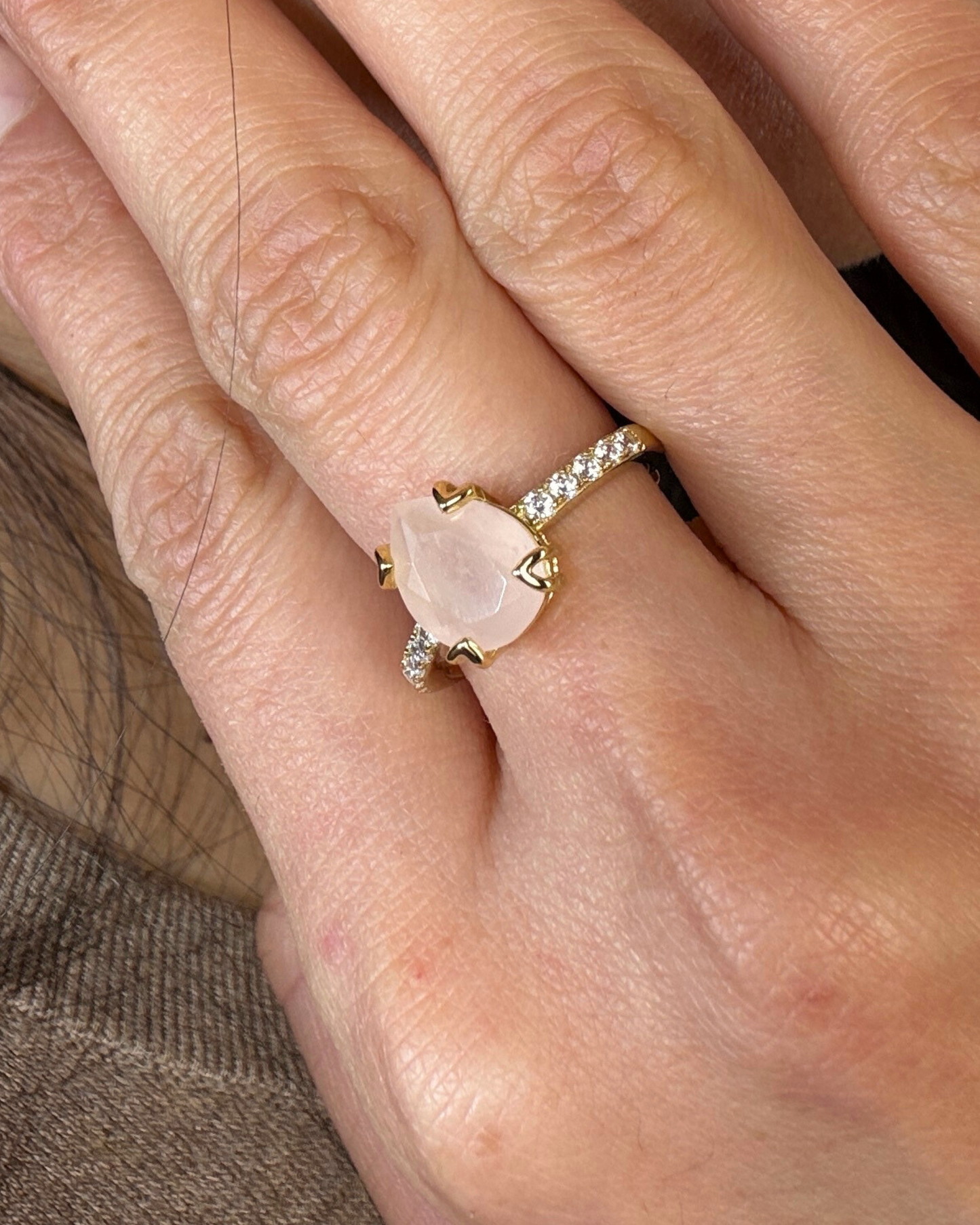 Anillo Intención - Cuarzo Rosa